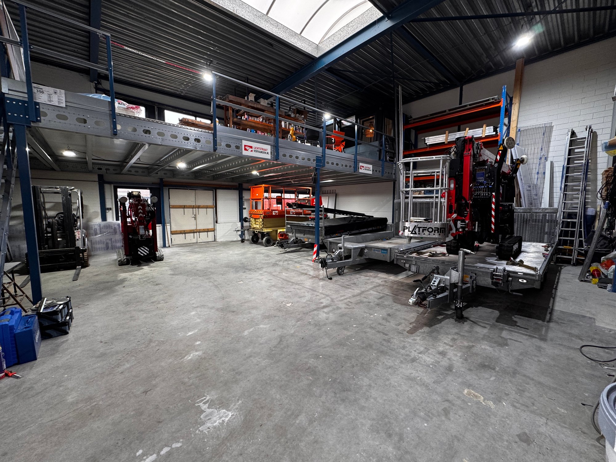 Machines en materieel in de loods van Hoek Verhuur